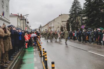 Locuitorii din Vatra Dornei au participat în număr mare la parada militară de Ziua Națională și au format o imensă horă a unirii