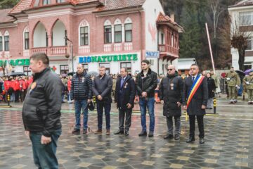 Locuitorii din Vatra Dornei au participat în număr mare la parada militară de Ziua Națională și au format o imensă horă a unirii