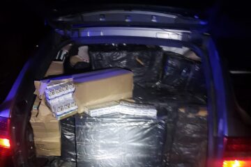 Țigări de peste 60.000 de euro descoperite într-un Porsche Cayenne adaptat pentru contrabandă Țigări de peste 60.000 de euro descoperite într-un Porsche Cayenne adaptat pentru contrabandă