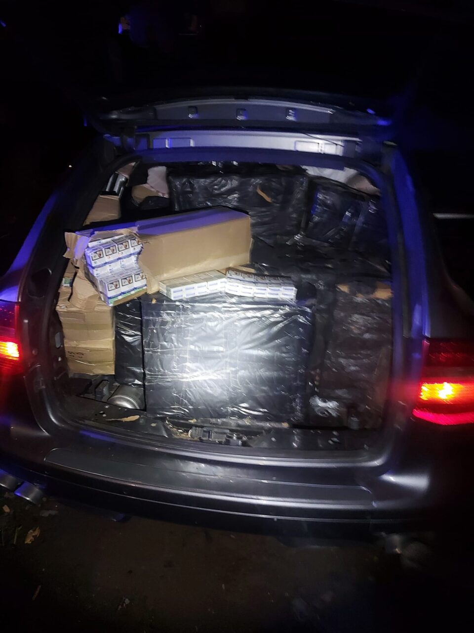 Țigări de peste 60.000 de euro descoperite într-un Porsche Cayenne adaptat pentru contrabandă