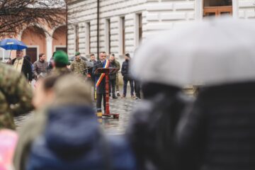 Locuitorii din Vatra Dornei au participat în număr mare la parada militară de Ziua Națională și au format o imensă horă a unirii