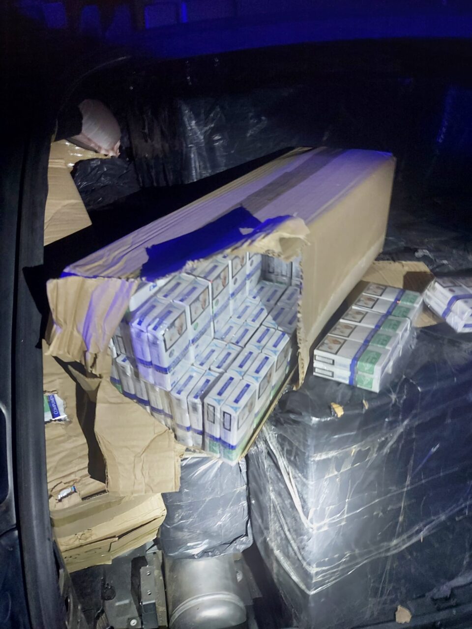 Țigări de peste 60.000 de euro descoperite într-un Porsche Cayenne adaptat pentru contrabandă