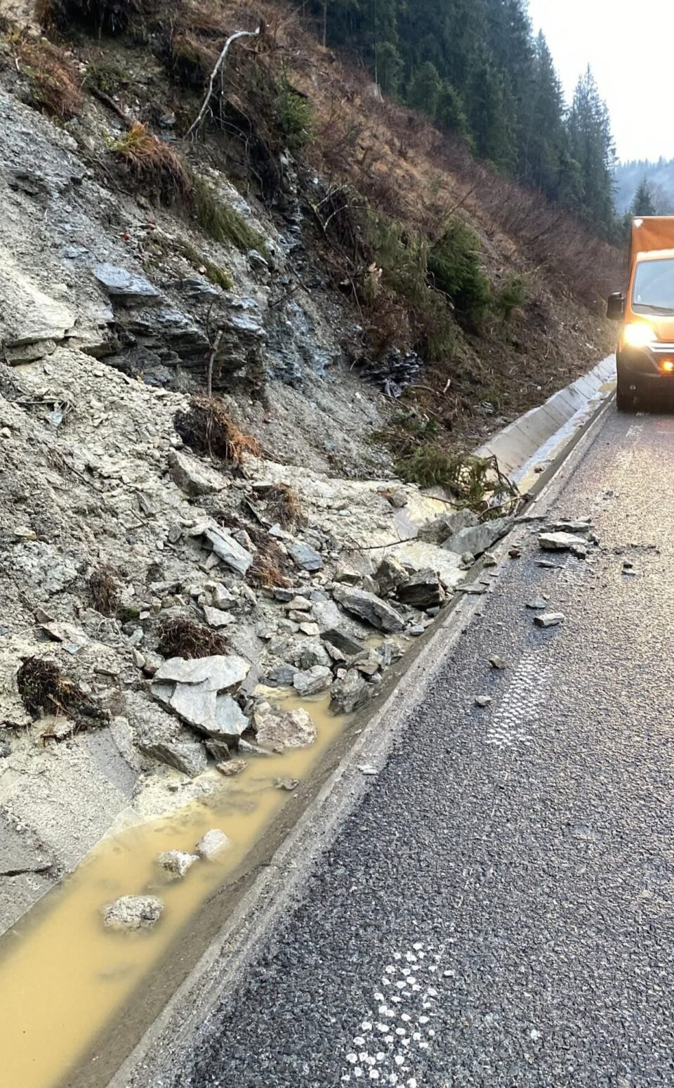 Avertisment: Căderi de pietre la Iacobeni și Cârlibaba, pe DN18