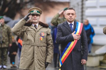 Locuitorii din Vatra Dornei au participat în număr mare la parada militară de Ziua Națională și au format o imensă horă a unirii