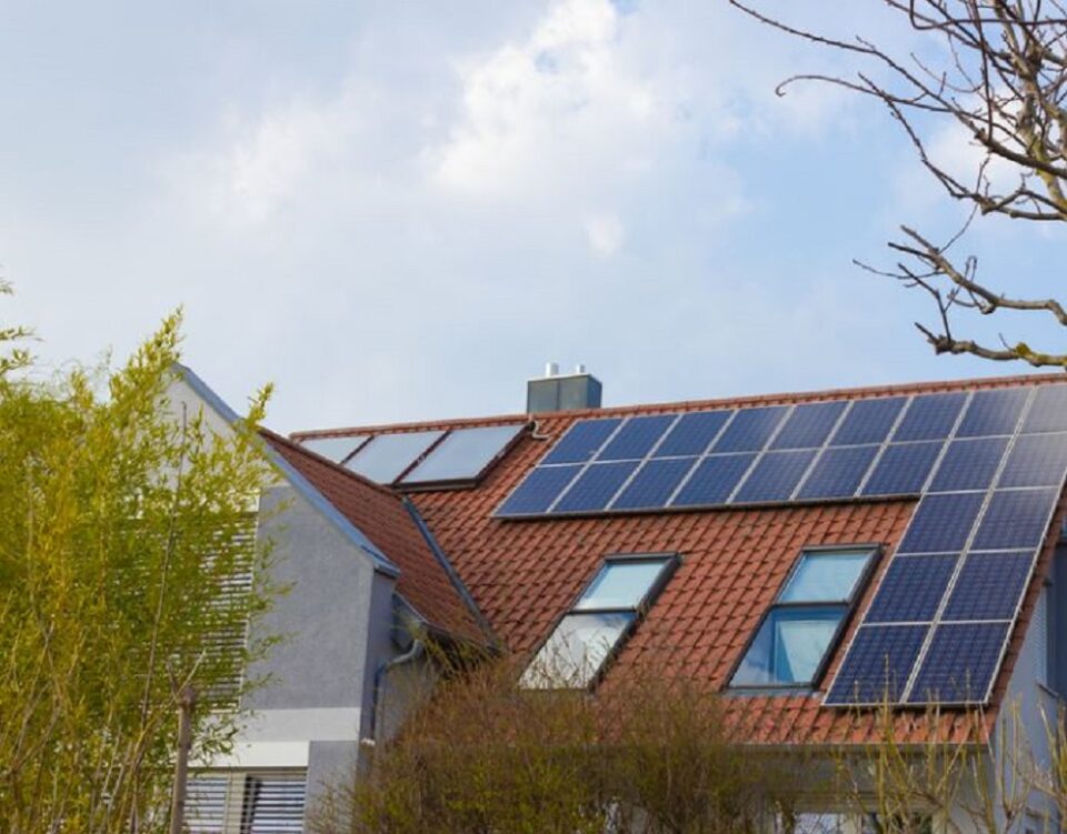 Sucevean păgubit cu 20.000 de lei după ce a plătit avans pentru montarea unui sistem fotovoltaic