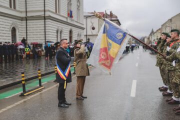 Locuitorii din Vatra Dornei au participat în număr mare la parada militară de Ziua Națională și au format o imensă horă a unirii