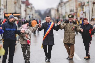 Locuitorii din Vatra Dornei au participat în număr mare la parada militară de Ziua Națională și au format o imensă horă a unirii