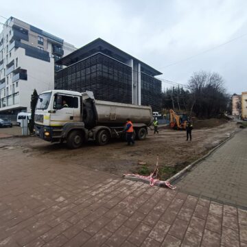 Noroi purtat pe străzile Sucevei de la camioanele care ies din străpungerea de pe strada Universității