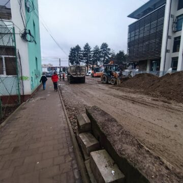 Noroi purtat pe străzile Sucevei de la camioanele care ies din străpungerea de pe strada Universității