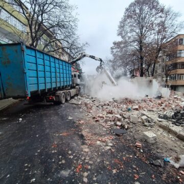 17 garaje de pe strada Oituz, demolate de Primăria Suceava, la început de decembrie
