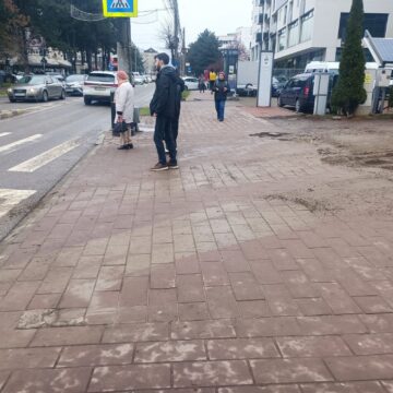 Noroi purtat pe străzile Sucevei de la camioanele care ies din străpungerea de pe strada Universității