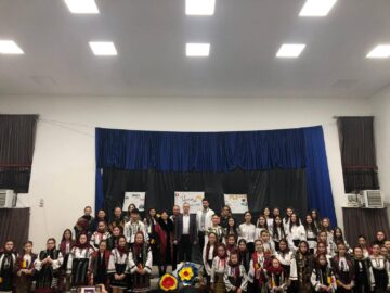 Elevii din Cajvana au sărbătorit Ziua Bucovinei și Ziua Națională cu fast și emoție