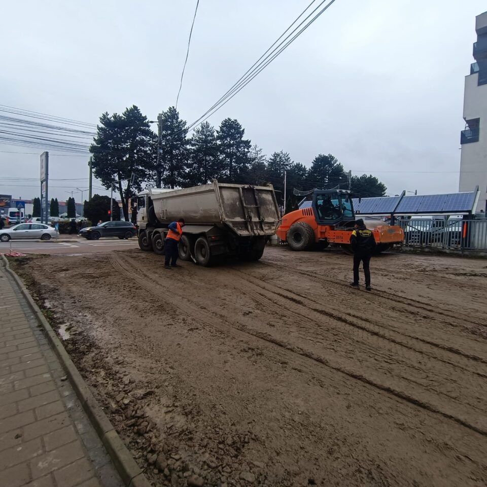 Noroi purtat pe străzile Sucevei de la camioanele care ies din străpungerea de pe strada Universității