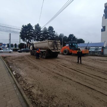 Noroi purtat pe străzile Sucevei de la camioanele care ies din străpungerea de pe strada Universității