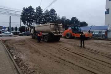 Noroi purtat pe străzile Sucevei de la camioanele care ies din străpungerea de pe strada Universității