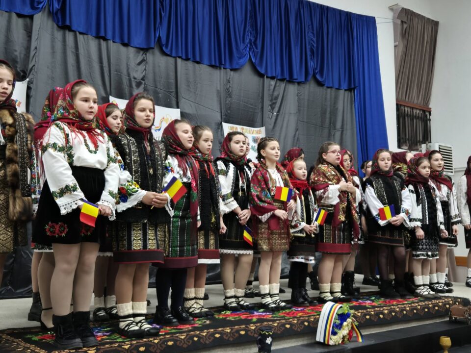 Elevii din Cajvana au sărbătorit Ziua Bucovinei și Ziua Națională cu fast și emoție