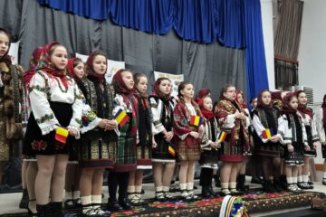 Elevii din Cajvana au sărbătorit Ziua Bucovinei și Ziua Națională cu fast și emoție