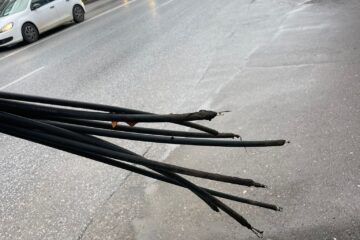 Primăria Suceava a început tăierea cablurilor aeriene nerevendicate