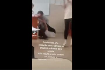 Pumni și palme împărțite între două eleve, în sala de clasă, la Straja