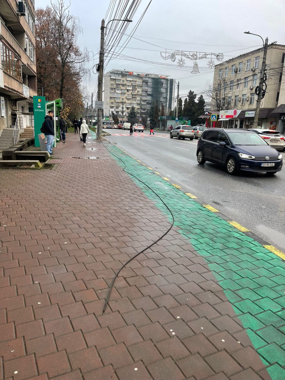 Primăria Suceava a început tăierea cablurilor aeriene nerevendicate