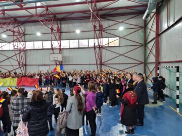 Elevii din Cajvana au sărbătorit Ziua Bucovinei și Ziua Națională cu fast și emoție