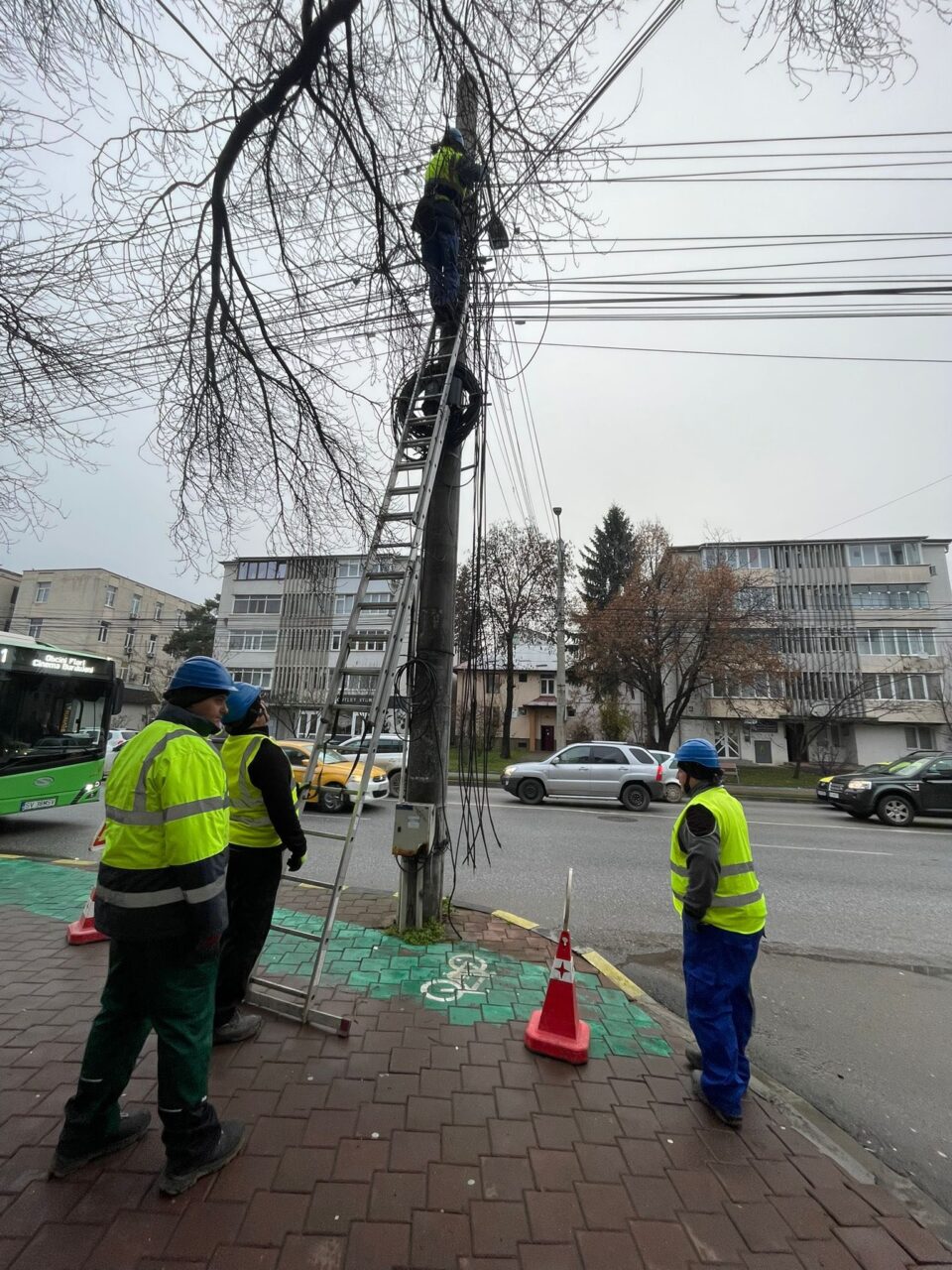Primăria Suceava a început tăierea cablurilor aeriene nerevendicate