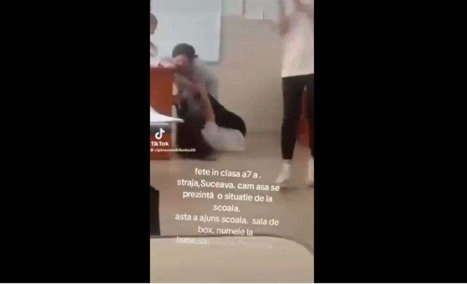 Pumni și palme împărțite între două eleve, în sala de clasă, la Straja