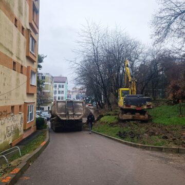 Noroi purtat pe străzile Sucevei de la camioanele care ies din străpungerea de pe strada Universității