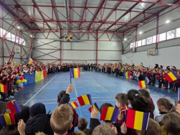Elevii din Cajvana au sărbătorit Ziua Bucovinei și Ziua Națională cu fast și emoție