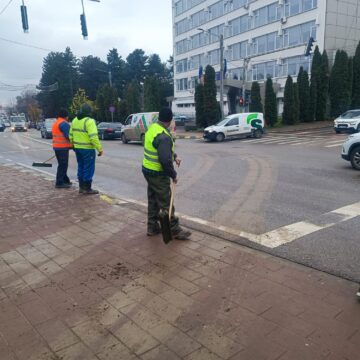 Noroi purtat pe străzile Sucevei de la camioanele care ies din străpungerea de pe strada Universității