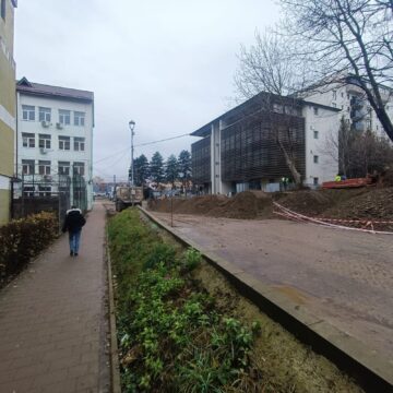 Noroi purtat pe străzile Sucevei de la camioanele care ies din străpungerea de pe strada Universității