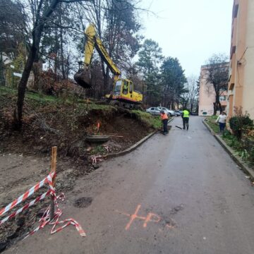Noroi purtat pe străzile Sucevei de la camioanele care ies din străpungerea de pe strada Universității