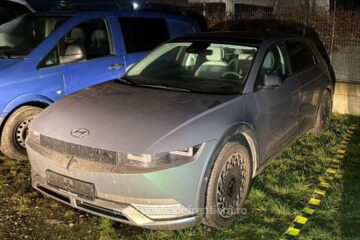 Polițiștii de frontieră au confiscat un autoturism de 25.000 de euro furat din Germania și găsit la Vicovu de Sus Polițiștii de frontieră au confiscat un autoturism de 25.000 de euro furat din Germania și găsit la Vicovu de Sus
