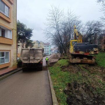 Noroi purtat pe străzile Sucevei de la camioanele care ies din străpungerea de pe strada Universității