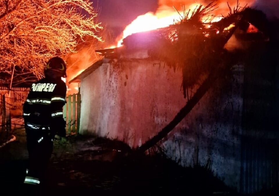 Casă cuprinsă de flăcări într-un incendiu pornit de la o sobă