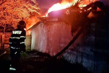 Casă cuprinsă de flăcări într-un incendiu pornit de la o sobă