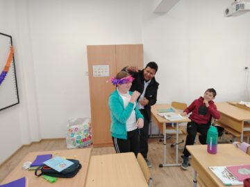 Magia origami-ului: Artistul indian Ramesh Kumar îi inspiră pe elevii din Liteni