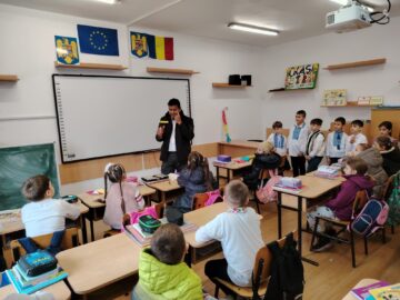 Magia origami-ului: Artistul indian Ramesh Kumar îi inspiră pe elevii din Liteni