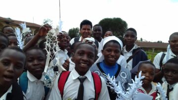 Magia origami-ului: Artistul indian Ramesh Kumar îi inspiră pe elevii din Liteni