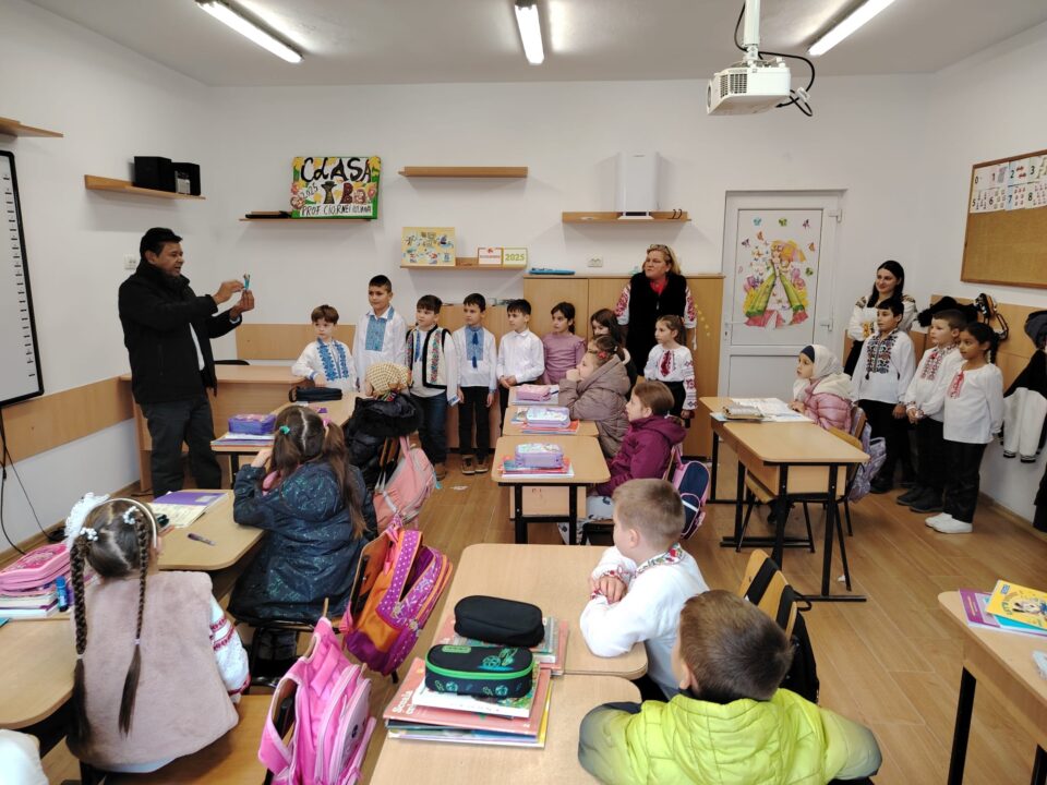 Magia origami-ului: Artistul indian Ramesh Kumar îi inspiră pe elevii din Liteni Magia origami-ului: Artistul indian Ramesh Kumar îi inspiră pe elevii din Liteni