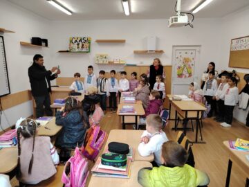 Magia origami-ului: Artistul indian Ramesh Kumar îi inspiră pe elevii din Liteni