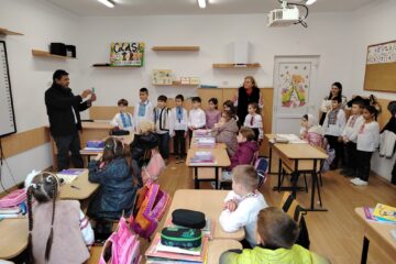 Magia origami-ului: Artistul indian Ramesh Kumar îi inspiră pe elevii din Liteni