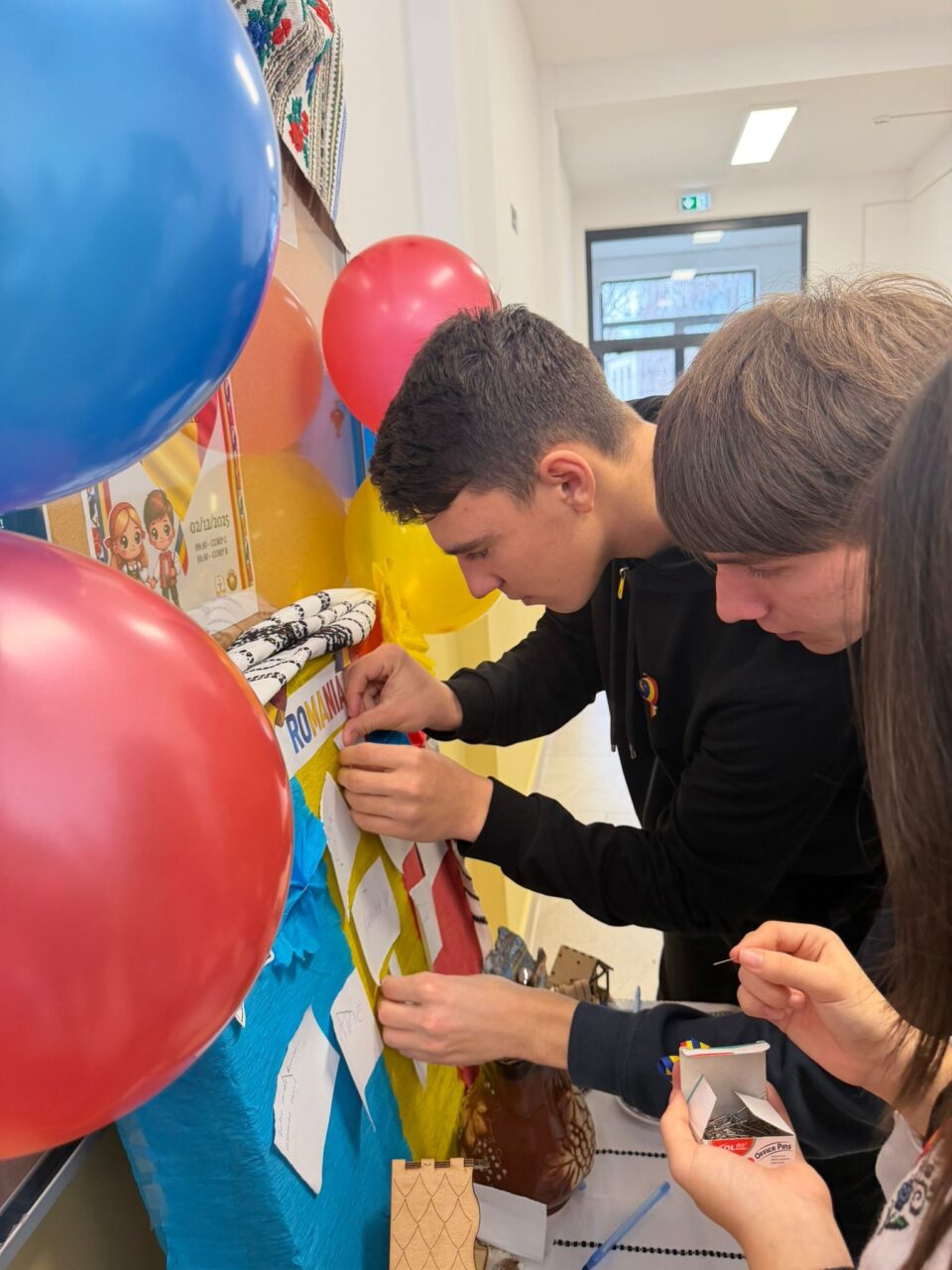 Tricolor, tradiție și unitate: Ziua Națională celebrată de elevii CȘE la Liteni