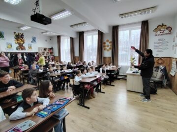 Magia origami-ului: Artistul indian Ramesh Kumar îi inspiră pe elevii din Liteni