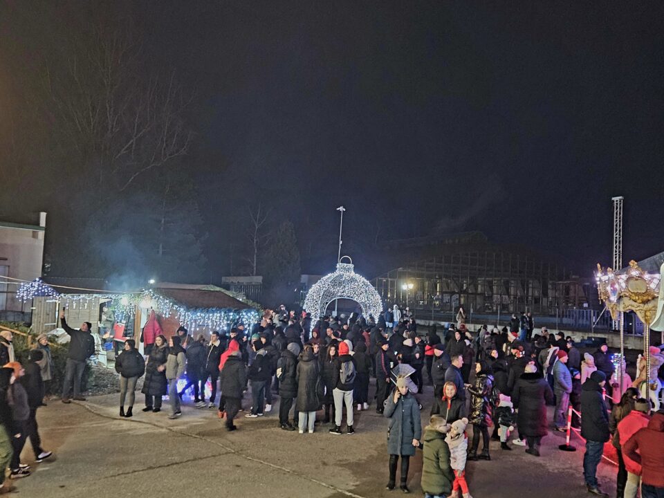 Târgul de Crăciun din parcul Ariniș din Gura Humorului se deschide la finalul acestei săptămâni cu numeroase concerte și evenimente dedicate copiilor Târgul de Crăciun din parcul Ariniș din Gura Humorului se deschide la finalul acestei săptămâni cu numeroase concerte și evenimente dedicate copiilor