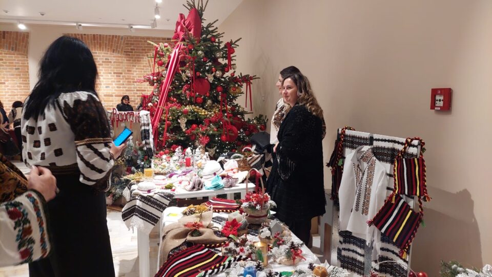 Expoziție cu obiecte realizate de persoane cu dizabilități și momente artistice, în campania „Deschide ochii, deschide inima”