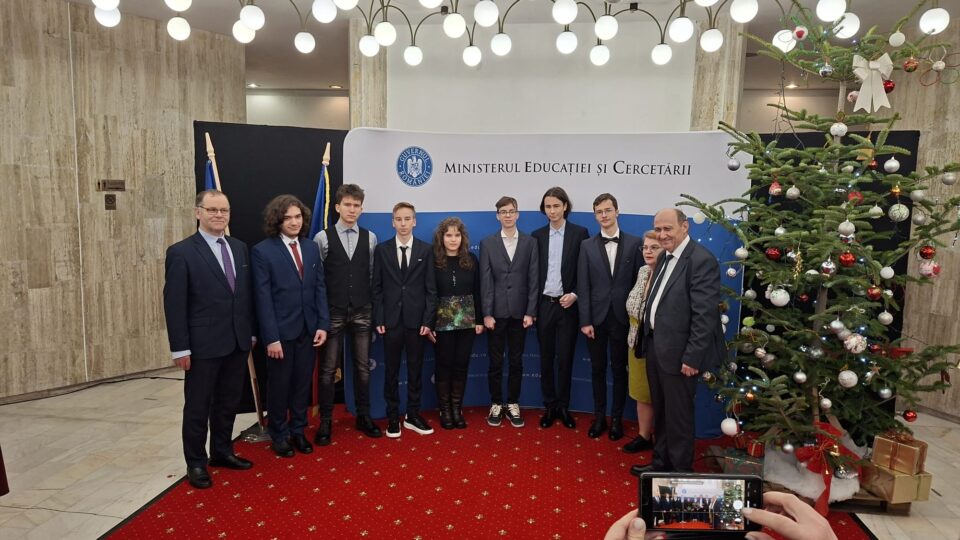 Cinci olimpici internaționali suceveni, premiați la București, de Ministerul Educației