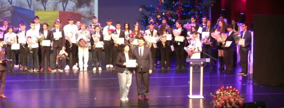 Cinci olimpici internaționali suceveni, premiați la București, de Ministerul Educației