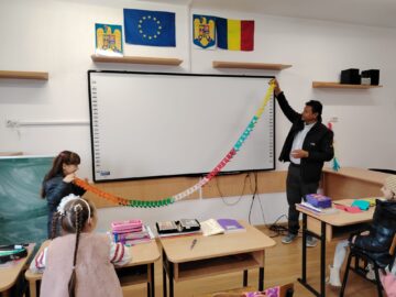 Magia origami-ului: Artistul indian Ramesh Kumar îi inspiră pe elevii din Liteni