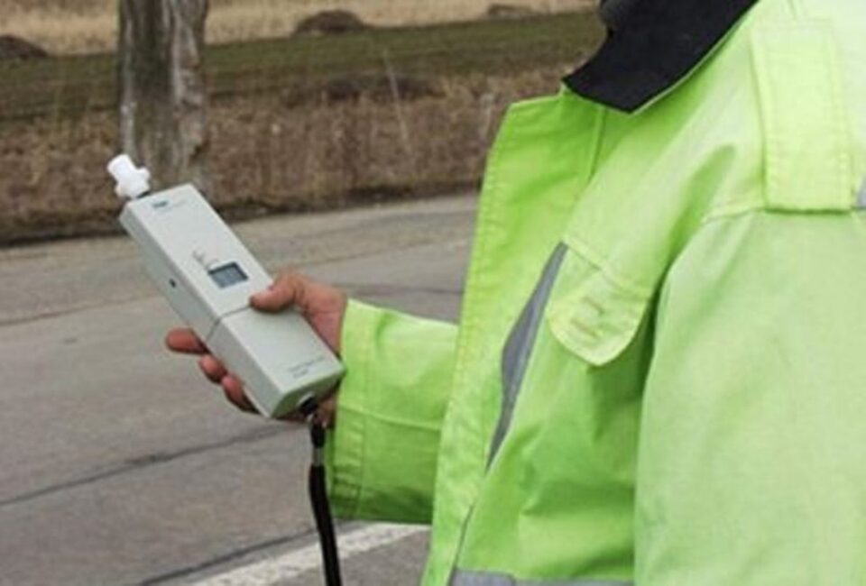 Un șofer băut a vrut să fugă de polițiști imediat după ce a fost testat cu aparatul etilotest